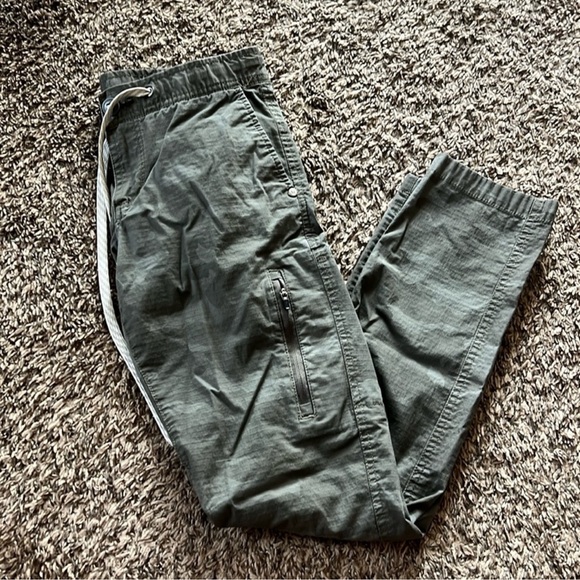 Vuori Women’s Ripstop Pants - Green Camo - Picture 1 of 3